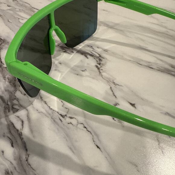 Authentic HAWKERS Polar Diamond Green Plastic Shield Sunglasses Plastic Lens - Picture 5 of 7